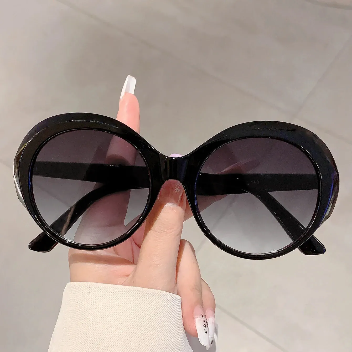 "Minute Girl" Vintage Round Frame Sunglasses